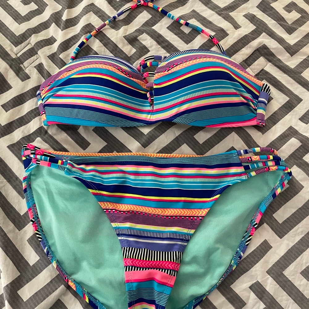 No Boundaries colorful Bikini, size M top and bottom.